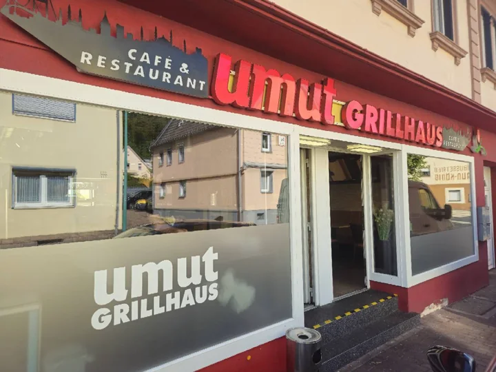 Rote Fassade mit Umut-Grillhaus-Schriftzug und offenem Eingang